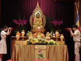 7. 學生代表喜領皈依證（攝影：羅孫可）
