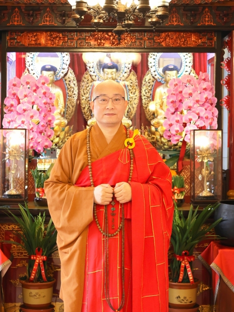宏明大和尚於佛前（二） 