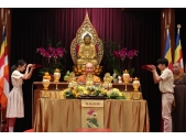 7. 學生代表喜領皈依證(攝影:羅孫可)